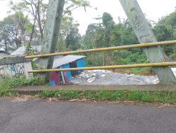 Akibat Mengeluarkan Asep yang Pekat dan Bau Tak Sedap, Sebuah Pabrik Di Desa Parakan Di Geruduk Warga.