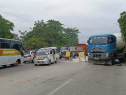 Truk Dan Proyek Pengecoran Di Jalan Cirabit, Sebabkan Kemacetan dan Berpotensi Laka Lantas