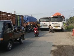 Muhammad Jaelani : Puluhan Truk Parkir di Badan Jalan Cirabit Tidak Ada Penindakan Dari APH, Di Duga Kuat ada Oknum Pejabat / APH  yang Bekingi.