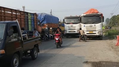 Muhammad Jaelani : Puluhan Truk Parkir di Badan Jalan Cirabit Tidak Ada Penindakan Dari APH, Di Duga Kuat ada Oknum Pejabat / APH  yang Bekingi.